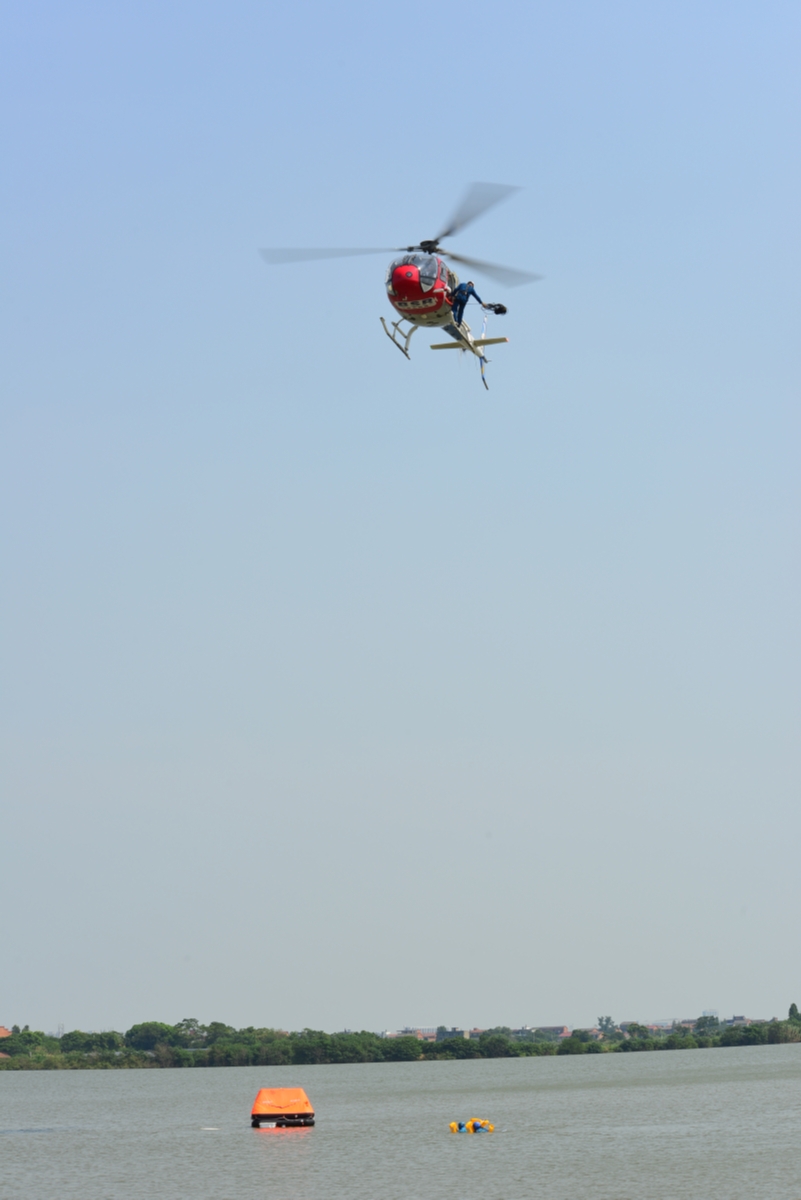 2021年7月15日国产AC311A型直升机发展索降及水域应急接济飞行演练 李军摄影（公开） (251)